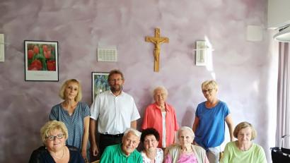 Bild: jzk
Cilli Gerlang, Hermann Schraml, Regina Nickl (hinten von links) sowie die langjährigen Freundinnen Christa, Evi und Vroni und Margot gratulieren Anneliese Eberhardt (vorne, Zweite von rechts) zum 85. Geburtstag.