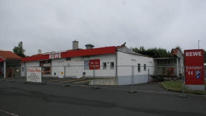 Bild: wro
Nächste Woche gibt es ein Treffen zum Neubau eines Rewe-Marktes an der Egerstraße. Der Abbruch der Ruine (Bild) steht laut Bürgermeister Toni Dutz unmittelbar bevor.