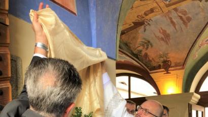 Bild: tu
Der Pfarrer von Haid, Miroslav Martis, und Altbürgermeister Johann Walbrunn aus der Partnerstadt Pleystein enthüllen die Gedenktafel für den ehemaligen Dekan Vladimir Born.