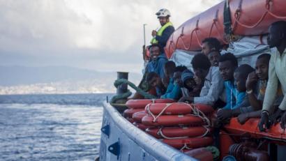 Bild: Erik Marquardt
Seit Jahren ist Fotograf Erik Marquardt vor Ort unterwegs: in Afghanistan, entlang der Balkanroute oder – wie im Bild zu sehen – im Mittelmeer. Am 27. September spricht der 30-Jährige in Weiden.