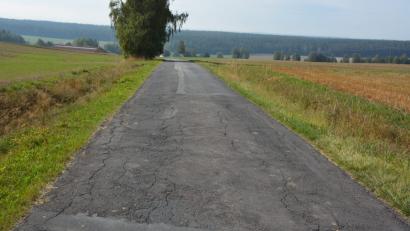Bild: jr
In der Gemeinde Leonberg mit ihren zahlreichen Dörfern müssen in den kommenden zehn Jahren 24 Straßen saniert werden. Dazu zählt auch die 2,5 Kilometer lange Gemeindeverbindungsstraße von Großensees nach Zirkenreuth.