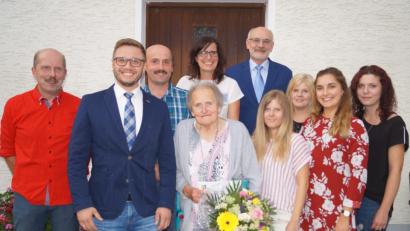 Bild: du
Maria Adam (vorne, Mitte) freut sich an ihrem 85. Geburtstag unter anderem über die Glückwünsche ihrer Kinder und Enkel sowie der Gemeindevertreter.