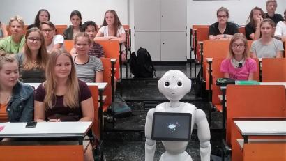 Bild: MRG/exb
Roboter zu Gast: Emily Pepper besucht die Klasse 8a des Max-Reger-Gymnasiums.