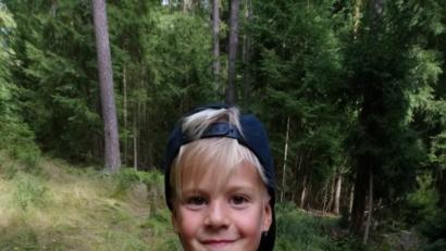 Bild: exb
Nico mit den Steinpilzen, die er bei der Tour durch den Kapplwald gefunden hat.