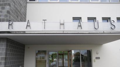Bild: adj
Mit einer Schiebetür wird der Haupteingang des Rathauses in Altenstadt barrierefrei. Die Mittel und die Auftragsvergabe hat jetzt der Gemeinderat beschlossen.