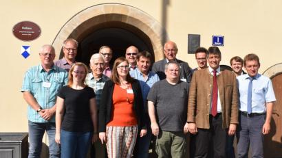 Bild: rgr
Das Institut für Energietechnik (IFE) kommt beim 9. Energieeffizienz-Netzwerktreffen in Grafenwöhr zusammen. Professor Dr.-Ingenieur Markus Brautsch (rechts) hält einen Fachvortrag.