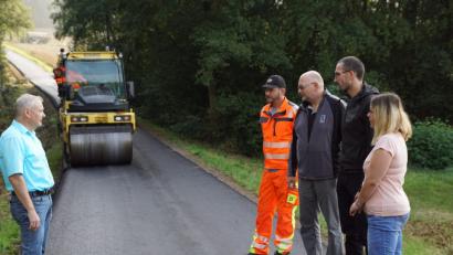 Bild: bkr
Bürgermeister Günter Kopp, Vorarbeiter Bernhard Schreffl, Bauleiter Jochen Zuber, Christoph Reger vom Ingenieurbüro Wolf & Zwick und Corinna Reinhart vom Kulmainer Bauamt (von links) machen sich ein Bild von den Sanierungsarbeiten.