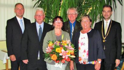Bild: sei
Dieter Nikol (Zweiter von links), Claudia Bertelshofer (Dritte von links) und Klaus-Hannes Kahler (Dritter von rechts) bekamen Ehrenamtsurkunden.