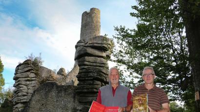 Bild: bsc
Vor der Burgruine Weißenstein präsentieren Norbert Reger (links), erster Vorsitzender der Gesellschaft Steinwaldia Pullenreuth, und Herausgeber Franz Hoffmann (rechts) ein einzigartiges Werk. Das Buch „Burgruine und Herrschaft Weißenstein“ wird am 5. Oktober der Öffentlichkeit vorgestellt.