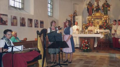 Bild: rha
Am Fatima-Tag zelebriert Regionaldekan Ludwig Gradl in der Bergkirche die Eucharistie. Die Stauber-Moidln, von Rita Butz auf der Zither begleitet, versetzen die Gottesdienstbesucher in andächtige Stimmung.