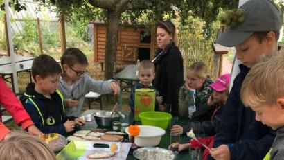 Bild: stn
Die Kinder lassen sich die Kräuterbutter und Kräuterlimonade schmecken.