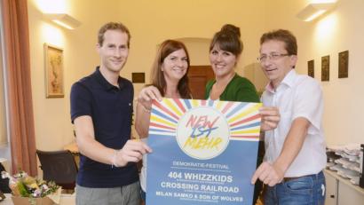 Bild: Gabi Schönberger
Hannes Gilch, Claudia Prößl, Anna Schätzler und Martin Neumann (von links) hoffen, dass ihre Idee eines Demokratiefestivals in Form einer After-Work-Party mit drei Bands am Mittwoch viel Publikum in die Stadthalle Neustadt lockt.