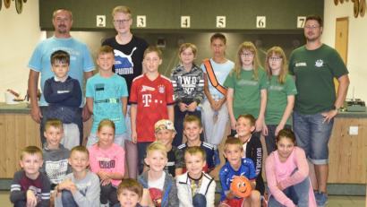 Bild: exb
Jugendleiter Helmut Neudecker (links) und Florian Kubeng (rechts) mit einigen teilnehmenden Kindern.