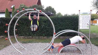 Bild: vl
Nachdem unter anderem die Männergruppe der Fitnessabteilung der Sportvereinigung TuS/DJK Grafenwöhr ihre letzte Übungseinheit vor Ferienbeginn am Spielplatz in der Bahnhofsiedlung an den neu errichteten Trainingsgeräten wie Multifunktionstrainer und Überzugstrainer absolvierte, startet neben dem Standardprogramm auch wieder das alljährliche Herbst-Winter Kursprogramm, zu dem sich ab sofort alle Interessierten anmelden können.