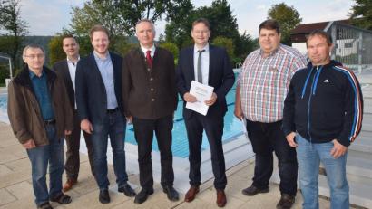Bild: no
Beim Ortstermin im Freibad (von links): Gemeinderat Heinz Pickel, das Vorstandsmitglied des JU-Ortsverbands Birgland/Illschwang, Sebastian Zeisig, CSU-Bezirkstagskandidat Henner Wasmuth, Landtagsabgeordneter Harald Schwartz, Staatssekretär Hans Reichhart, Bürgermeister Dieter Dehling und Bademeister Stefan Behringer.