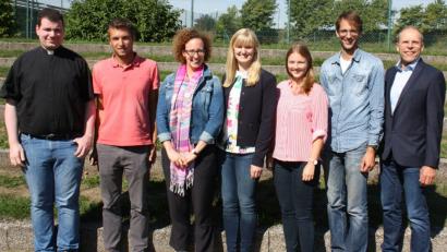 Bild: lg
Sieben neue Lehrkräfte wurden am Ortenburg-Gymnasium von Schulleiter Ludwig Pfeiffer (rechts) begrüßt.