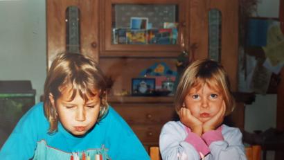 Bild: wih
Zwei kleine Gugelhupf, unterschiedlich viele Kerzen: Unsere Redakteurin hat am gleichen Tag Geburtstag wie ihre drei Jahre ältere Schwester - und findet das super.