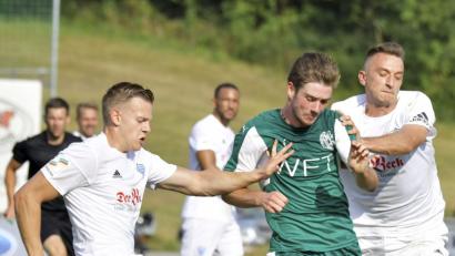 Bild: Hubert Ziegler
Auch von zwei Gegenspielern lässt sich der Gebenbacher Johannes Scherm (Mitte) in dieser Szene nicht stoppen, ebenso wie der Bayernliga-Spitzenreiter von der Konkurrenz nicht aufzuhalten ist: Die Mannschaft von Trainer Faruk Maloku gewann die letzten acht Spiele, in den fünf Heimpartien dieser Saison gab es fünf Siege.