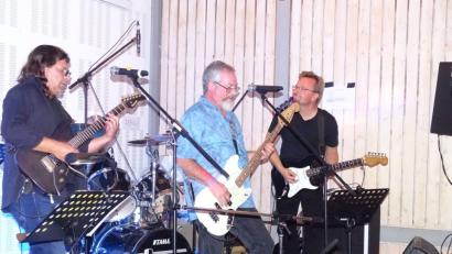 Bild: hou
Ian Gillan und Jon Lord, die alten Haudegen von Deep Purple, hätten ihre Freude an ihnen gehabt: Die Band Southwards aus Regensburg gesellte sich erstmals an den Amberger Musikerstammtisch.