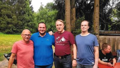 Bild: gpa
Spezieller Gast beim „Dankeschön“ von Michael Geigenmüller (Zweiter von links) war das Rettungsteam von 2008: Notarzt Prof. Dr. Holger Rupprecht (Zweiter von rechts), Reinhard Maul (links) und Jürgen Gebhardt (rechts), die damals als Rettungssanitäter dabei waren.