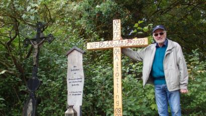 Bild: wrt
Im Biergarten des Grundstücks von Peter Gralla hat die Familie neben einem Kreuz eine Gedenktafel für die verstorbene Annemarie errichtet; gebaut hat das Marterl Sohn Markus, Peter Gralla ist zuständig für die immer brennende Grableuchte.
