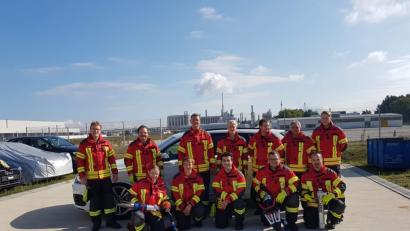 Bild: du
Im Audi-Werk Münchsmünster üben die Mitglieder der Schirmitzer Feuerwehr, wie man Verletzte aus Autowracks befreit.