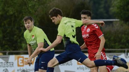 Bild: ham
Der Pfreimder Stefan Schießl (Mitte) zieht ab. Sein Teamkollege Bastian Lobinger beobachtet die Szene. Am Samstag müssen beide mit ihren Teamkollegen in Tegernheim ran.