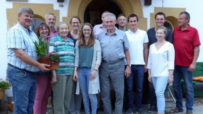 Bild: fsb
Mit Frieda Beutner (Vierte von links) freuen sich (von links) Bürgermeister Martin Schregelmann, Schwiegertochter Irene Reiter-Beutner, Neffe Hartmut Adelmann, die Enkelinnen Andrea und Anna, Sohn Hermann (verdeckt), Bruder Helmut Bruckner, Sohn Jürgen, die Enkel Mathias und Thomas Beutner, Cathrin Kube und Sohn Hans.