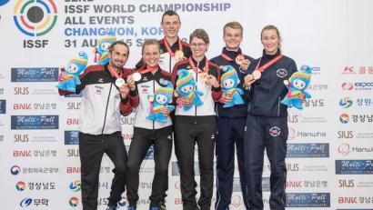 Bild: ISSE
Die dreimalige Weltmeisterin Kerstin Schmidt (Dritte von rechts) freut sich bei der Siegerehrung über Gold.