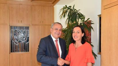 Bild: fuw
"Eine positive und spannende Aufgabe" - Oberbürgermeister Kurt Seggewiß begrüßt Tanja Willax-Nickl, neue Leiterin der Rehbühlschule in seinem Amtszimmer. Die Rektorin freue sich über die neue Herausforderung.