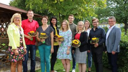 Bild: pko
Rektorin Irene Träxler (links) und Bürgermeister Martin Birner (rechts) heißen acht neue Lehrkräfte an der Mittelschule willkommen.