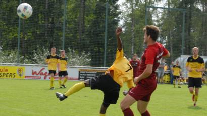 Bild: Rudi Gebert
Am vergangenen Sonntag gewann der TSV Waldershof (rechts Julian Fritsch) beim FC Tirschenreuth II (links Samuel Gebru Fantaye) mit 2:0. Am Samstag will der Spitzenreiter der Kreisklasse Stiftland im Heimspiel gegen den SV Schönhaid im elften Spiel den elften Sieg landen.