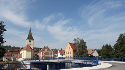 Bild: exb
Trotz aller Einschränkungen hätten die Theuerner Bürger die Bauphase der Brücke wohlwollend begleitet, heißt es in einer Presseinfo.