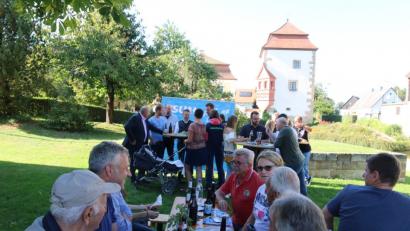 Bild: sne
Am Dorfplatz vor dem Dießfurter Schloss können sich Pressather und Dießfurter mit Landtagsabgeordnetem Tobias Reiß und Bezirkstagslistenkandidat Matthias Grundler austauschen.