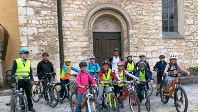 Bild: bjo
Kinder und Erwachsene starten trotz Regens zur Fahrradtour.