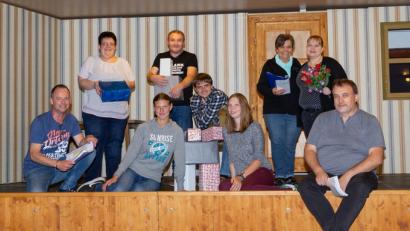 Bild: fjo
Lustig und vielversprechend gestalten sich die Proben unter Regisseur Josef Kleber (rechts) auf der bereits fertiggestellten Bühne im Hans-Sommer-Sportheim.