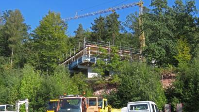 Bild: ow
An der Baustelle des Infozentrums Rauher Kulm kann man inzwischen die markante Silhouette des aus Finnland stammenden Gebäudes erkennen. Im nächsten Sommer können die Gäste von dort aus bei einer Tasse Kaffee auf der freitragenden Terrasse die herrliche Aussicht genießen.