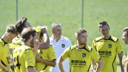 Bild: Ziegler
Gespannte Blicke bei den Spielern des FC Amberg vor dem Stadtduell gegen den SV Inter Bergsteig Amberg. „Mit einem Sieg könnten wir einen Sprung ins gesicherte Mittelfeld machen“, sagt FC-Trainer Rainer Greger (weißes Shirt) und warnt zugleich: „Eine einfache Nummer wird es aber sicher nicht.“