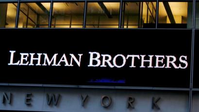 Bild: dpa
Ein Schriftzug an der Zentrale von Lehman Brothers. Vor 10 Jahren meldete die US-Investmentbank Konkurs an.