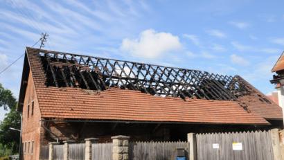 Bild: bey
Der Stadl im Burggut wird in Kürze nur noch in der Erinnerung der Bürger existieren. Den Bauantrag für die Errichtung eines neuen Nebengebäudes mit Garagen segnete der Stadtrat einmütig ab.