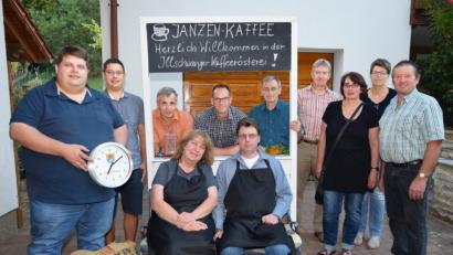 Bild: no
Bürgermeister Dieter Dehling (links) überreicht als Geschenk der Gemeinde die Illschwanger Uhr an Claudia und Andree Janzen (sitzend).