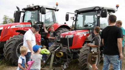 Bild: mma
Die neuen großen Landmaschinen fanden ihre Bewunderer auf dem Erdäpfelfest am Trummerhof.