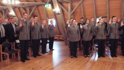 Bild: e
Alle 15 Rekruten sprechen im Großen Saal im Theuerner Schloss die Eidesformel.