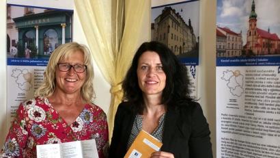 Bild: eib
Irene Träxler (links), Vorsitzende des Vereins Bavaria Bohemia, und Veronika Hofinger, Leiterin des CeBB, stellen den Programmflyer des Herbstprogramm 2018 vor.