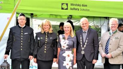 Bild: Hirsch
Dritter Bürgermeister Karel Jakobec, zweite Bürgermeisterin Renata Oulehlova,
die Stadtabgeordnete des Partnerortes Saalfeld, Erster Bürgermeister Jan Picka
und der Schwandorfer Oberbürgermeister Andreas Feller (von links) bekräftigten beim Bergmannsfest die Partnerschaft.