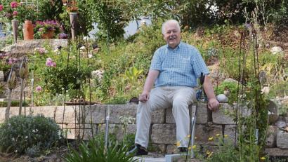 Bild: spw
Eine Idylle haben sich SPD-Landtagsabgeordneter Reinhold Strobl und seine Frau Mathilde in Schnaittenbach geschaffen. Nach dem Ende seiner politischen Karriere will sich der 68-Jährige mehr Zeit für die Gartenarbeit nehmen.