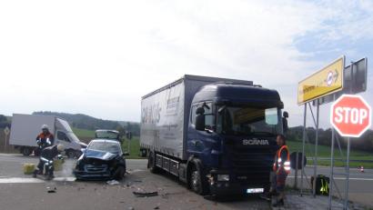 Bild: exb/Polizei Neustadt
Bei Hannersgrün stießen ein schwerer Lkw und ein Hyundai zusammen. Beide Fahrer wurden verletzt ins Klinikum Weiden gebracht.