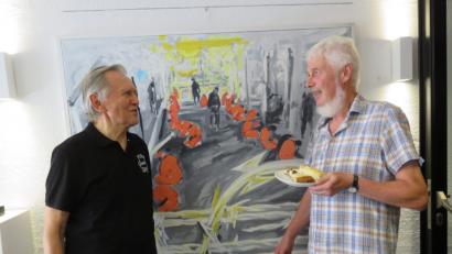 Bild: ubb
Kuchen, Kunst, Künstler: Toni Eichinger (rechts) im Gespräch mit einem Gast.