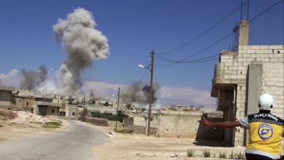 Bild: Uncredited/Syrian Civil Defense White Helmets/AP/dpa
Rauchwolken über Hobeit bei Idlib. Die syrische Regierung bläst in der Rebellenhochburg die Entscheidungsschlacht.