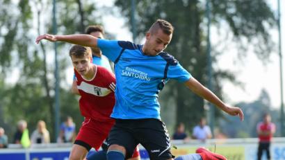 Bild: Thomas Schrems
Beim 0:0 gegen den FSV Bayreuth vergab der FC Tirschenreuth viele Chancen, wie in dieser Szene Daniel Lauterbach (blaues Trikot). Am Sonntag gastieren die Kreisstädter beim SV Bavaria Waischenfeld.